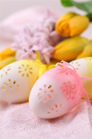 simsearch:400-04291976,k - Yellow and pink flowery Easter eggs on pink background with hyacinth and tulips. Shallow dof Photographie de stock - Aubaine LD & Abonnement, Code: 400-04286031