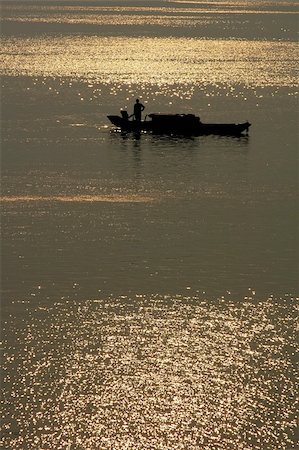 simsearch:400-04016295,k - Silhouette of a filshing boat in lake at sunset Stockbilder - Microstock & Abonnement, Bildnummer: 400-04286119
