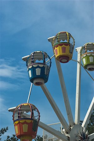 simsearch:400-05241996,k - Popular attraction in park - a Ferris wheel on a background of the cloudy blue sky Photographie de stock - Aubaine LD & Abonnement, Code: 400-04286285