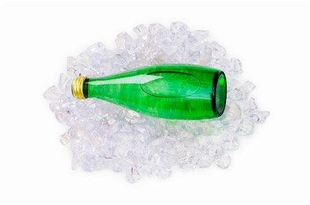 Green bottle of water on ice cubes Photographie de stock - Aubaine LD & Abonnement, Code: 400-04286642