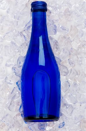 Green bottle of water on ice cubes Photographie de stock - Aubaine LD & Abonnement, Code: 400-04286643