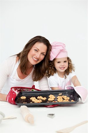simsearch:400-04306457,k - Adorable mother and daughter showing a plate with biscuits to the camera Stock Photo - Budget Royalty-Free & Subscription, Code: 400-04287021