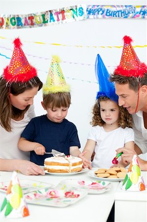 simsearch:400-04311221,k - Lovely family celebrating a birthday together in the kitchen Photographie de stock - Aubaine LD & Abonnement, Code: 400-04287044