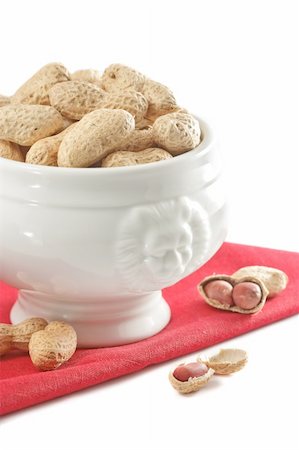 peanut object - Peanut in a white ceramic bowl on a red linen napkin Photographie de stock - Aubaine LD & Abonnement, Code: 400-04287468