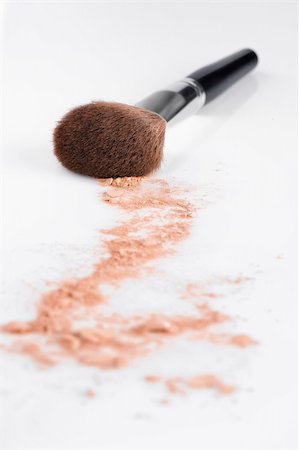 ersler (artist) - Close up view of face powder and brush on white back Photographie de stock - Aubaine LD & Abonnement, Code: 400-04287835