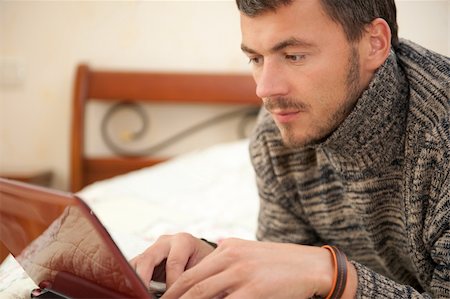 simsearch:400-03922148,k - young man with laptop computer at home Foto de stock - Super Valor sin royalties y Suscripción, Código: 400-04288030