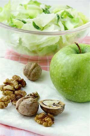 simsearch:400-05673047,k - Mixed salad with green apple and walnuts on the table Foto de stock - Royalty-Free Super Valor e Assinatura, Número: 400-04288125