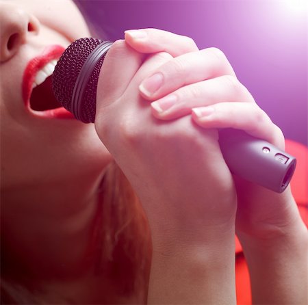 simsearch:400-05094854,k - Woman sing over color background. Focused on microphone Photographie de stock - Aubaine LD & Abonnement, Code: 400-04289954