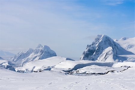 simsearch:400-05065751,k - Mountain range is covered with white snow in Antarctica Photographie de stock - Aubaine LD & Abonnement, Code: 400-04280973