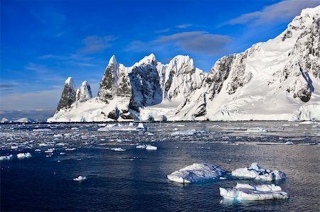 simsearch:400-04299207,k - Beautiful snow-capped mountains against the blue sky in Antarctica Stock Photo - Budget Royalty-Free & Subscription, Code: 400-04282318