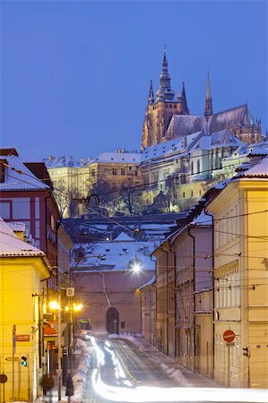 prager schloss - prague in winter - hradcany castle and traffic at mala strana  at dusk Photographie de stock - Aubaine LD & Abonnement, Code: 400-04283540