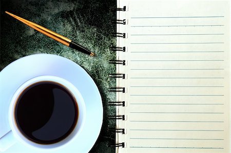 simsearch:400-04849433,k - Coffee cup, spiral notebook and pen on the wooden table Photographie de stock - Aubaine LD & Abonnement, Code: 400-04283600