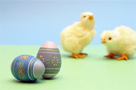 simsearch:824-02888964,k - A couple painted eggs are in focus while a couple chicks are blurred in the background. Foto de stock - Royalty-Free Super Valor e Assinatura, Número: 400-04294179
