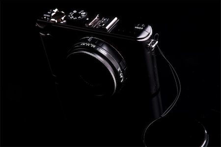 simsearch:400-04564986,k - Black digital camera on dark backround Photographie de stock - Aubaine LD & Abonnement, Code: 400-04294580