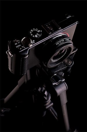 simsearch:400-04564986,k - Black digital camera on dark backround Photographie de stock - Aubaine LD & Abonnement, Code: 400-04294581