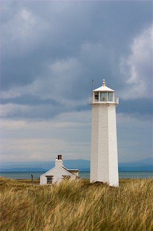 simsearch:400-06761996,k - White Lighthouse in Nature Reserve on Walney Island Foto de stock - Super Valor sin royalties y Suscripción, Código: 400-04294933