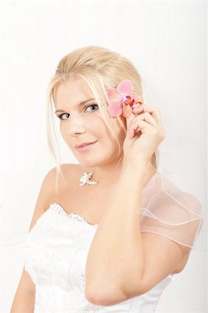 simsearch:400-06694116,k - beautiful bride in white wedding dress smiling Photographie de stock - Aubaine LD & Abonnement, Code: 400-04295620