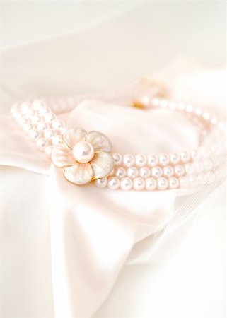 simsearch:670-06450368,k - beautiful bridal necklace on pink background Foto de stock - Super Valor sin royalties y Suscripción, Código: 400-04295639