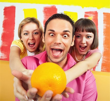 Group of three people is very emotional about an orange; room painted in vivid colors Photographie de stock - Aubaine LD & Abonnement, Code: 400-04295706