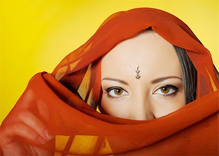 simsearch:877-08129468,k - Young beautiful woman eyes in indian traditional jewellary, bindi , sari dress and makeup. yellow background Foto de stock - Super Valor sin royalties y Suscripción, Código: 400-04296003