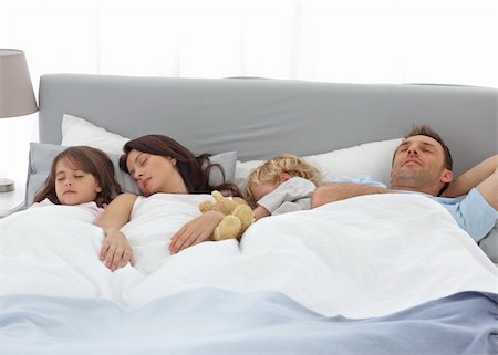 Tranquil children sleeping with their parents in the morning Stock Photo - Budget Royalty-Free & Subscription, Code: 400-04296630