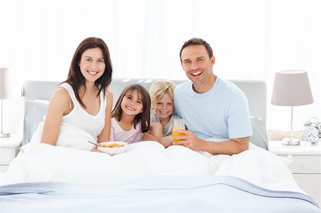 simsearch:400-04192438,k - Happy family having breakfast together on the bed at home Photographie de stock - Aubaine LD & Abonnement, Code: 400-04296658