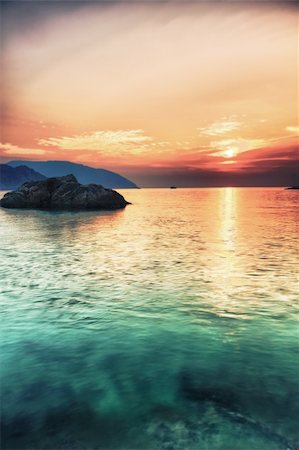 simsearch:400-04334311,k - Sunrise over the sea. Stone on the foreground Stockbilder - Microstock & Abonnement, Bildnummer: 400-04298123