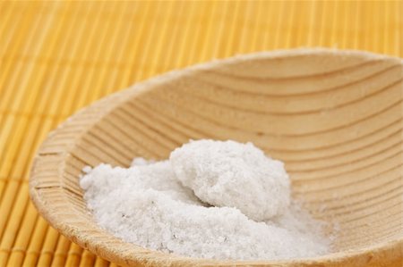 simsearch:400-06751094,k - White food salt on a wooden spoon Stockbilder - Microstock & Abonnement, Bildnummer: 400-04298291