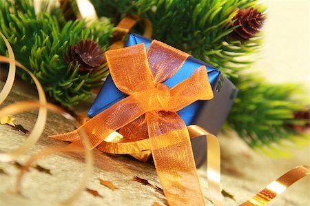 simsearch:400-04233255,k - Christmas blue gift box with orange bow against fir branch on golden background Foto de stock - Super Valor sin royalties y Suscripción, Código: 400-04298454