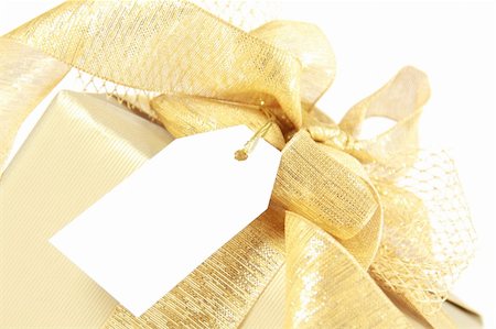 Golden christmas gift box with blank tag isolated on white background Foto de stock - Super Valor sin royalties y Suscripción, Código: 400-04298585