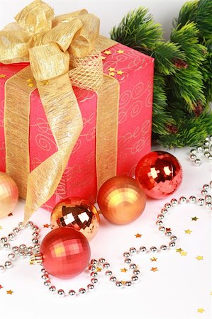 simsearch:400-09095404,k - Christmas or new year's gift with balls Fotografie stock - Microstock e Abbonamento, Codice: 400-04298587