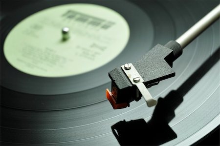 Close-up picture of dark color vintage gramophone with black long-play record on. Stockbilder - Microstock & Abonnement, Bildnummer: 400-04299111