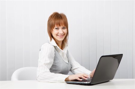 simsearch:400-05732500,k - Attractive smiling happy girl with a laptop in the office Foto de stock - Royalty-Free Super Valor e Assinatura, Número: 400-04299516