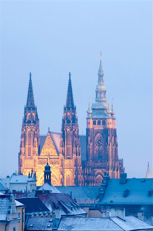 prager schloss - prague in winter - lesser town roofs and hradcany castle at dusk Photographie de stock - Aubaine LD & Abonnement, Code: 400-04299741