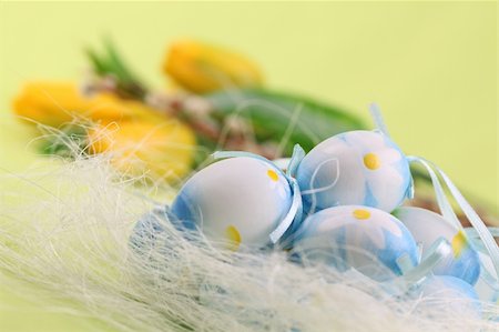 simsearch:400-04291976,k - Blue Easter eggs and yellow tulips on a green background Photographie de stock - Aubaine LD & Abonnement, Code: 400-04299852