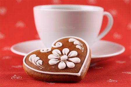 Gingerbread heart and a cup of coffee. Shallow dof Foto de stock - Royalty-Free Super Valor e Assinatura, Número: 400-04299861