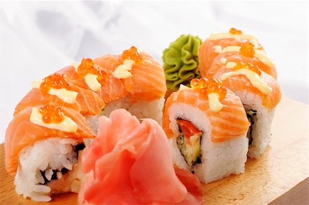 simsearch:400-05299211,k - Sushi sake Futomaki Foto de stock - Super Valor sin royalties y Suscripción, Código: 400-04290104