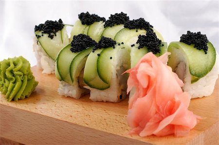 simsearch:400-05299211,k - Sushi rolls with black caviar Foto de stock - Super Valor sin royalties y Suscripción, Código: 400-04290115