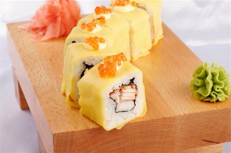 simsearch:400-05299211,k - Sushi hotate Avocado Maki Foto de stock - Super Valor sin royalties y Suscripción, Código: 400-04290110