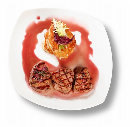simsearch:400-03970927,k - Veal Medallions with potato pancakes. Closeup. File includes clipping path for easy background removing Foto de stock - Royalty-Free Super Valor e Assinatura, Número: 400-04290131