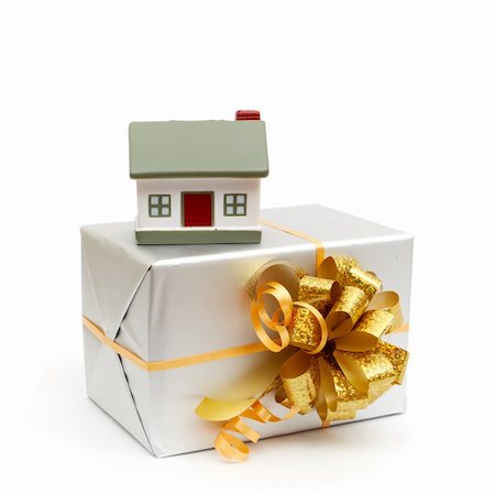 simsearch:400-04220963,k - House as a gift for you isolated on white Stockbilder - Microstock & Abonnement, Bildnummer: 400-04290402