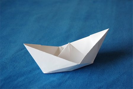 simsearch:400-04899558,k - origami paper boat isolated on blue water Fotografie stock - Microstock e Abbonamento, Codice: 400-04290666