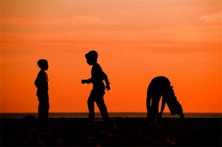 simsearch:400-07554888,k - Kids having fun on the beach playing football Foto de stock - Super Valor sin royalties y Suscripción, Código: 400-04290849