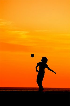 simsearch:400-07554888,k - Young boy having fun on the beach playing football Foto de stock - Super Valor sin royalties y Suscripción, Código: 400-04290850