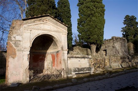 The way of Graves is a section of road connecting  Pompeii and Naples. According to the custom, graves were quite situated outside of the city: they are necropolises. On each side of the way rose numerous monuments, tabernae. Photographie de stock - Aubaine LD & Abonnement, Code: 400-04291665