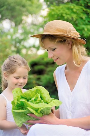 simsearch:400-04795754,k - Young mother and daughter with lettuce Foto de stock - Royalty-Free Super Valor e Assinatura, Número: 400-04291679