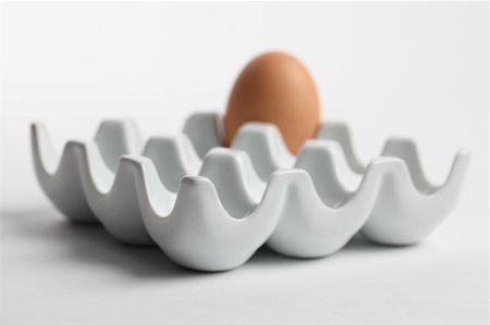 simsearch:400-04291976,k - Ceramic egg holder with one brown chicken egg. Shallow dof Photographie de stock - Aubaine LD & Abonnement, Code: 400-04291979