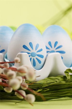 simsearch:400-04291976,k - Colorful Easter eggs in an egg holder. Shallow dof Photographie de stock - Aubaine LD & Abonnement, Code: 400-04291982