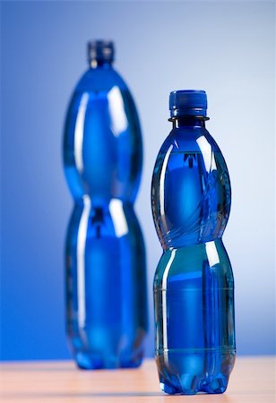 simsearch:400-04711939,k - Bottle of water against colorful gradient background Photographie de stock - Aubaine LD & Abonnement, Code: 400-04292890