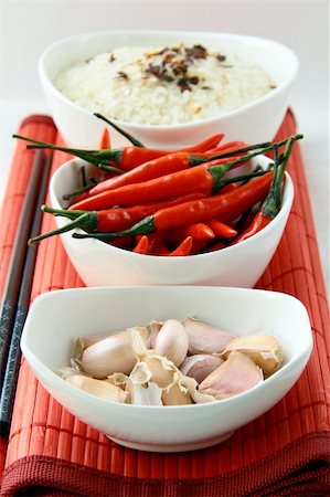 simsearch:400-07993665,k - Bowls of uncooked rice and chili peppers Asian Still Life Fotografie stock - Microstock e Abbonamento, Codice: 400-04293903